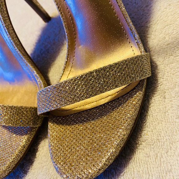 Brand New Sparkly Heels by DREAMPAIRS - size 6 1/2 - heel height 4” - box 26 - Picture 4 of 8